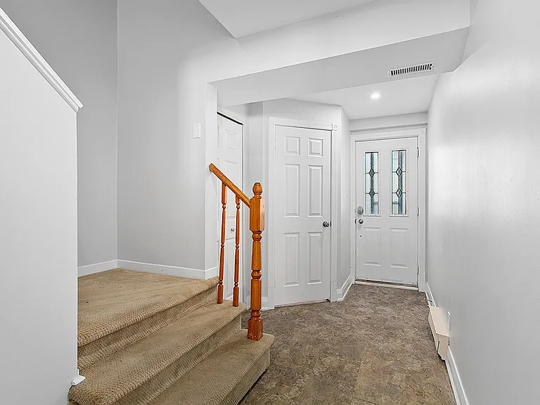 1576 Thurlow St — Photo 2