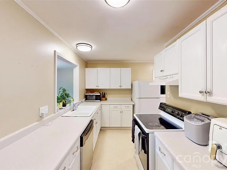 1136 E Woodlawn Rd — Photo 13