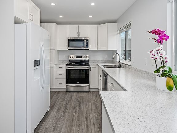 2nd image of 21555 Dewdney Trunk Rd #48