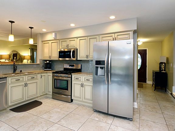 4th image of 1707 S Chesterfield Dr