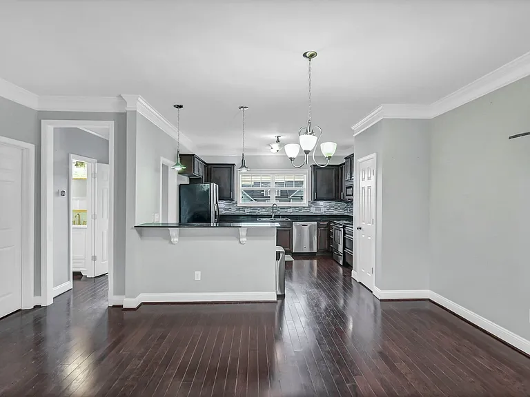 1811 Pulaski St — Photo 6