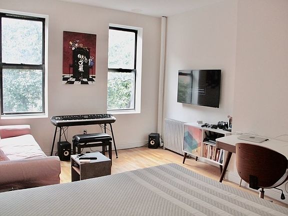 2nd image of 33 Saint Marks Pl #3B