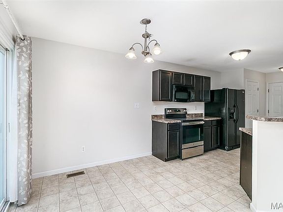 5th image of 413 Spring Trce