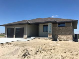 1429 Beechwood Dr, Aurora, NE 68818