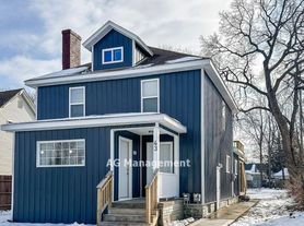 43 Elizabeth Lake Rd, Pontiac, MI