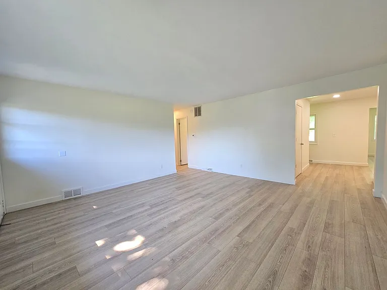 8224 Pine Ave — Photo 6