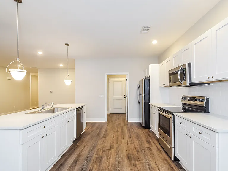 77 Laura Ct — Photo 5