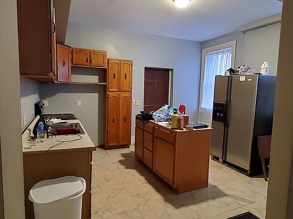 4th image of 823 Lexington Ave