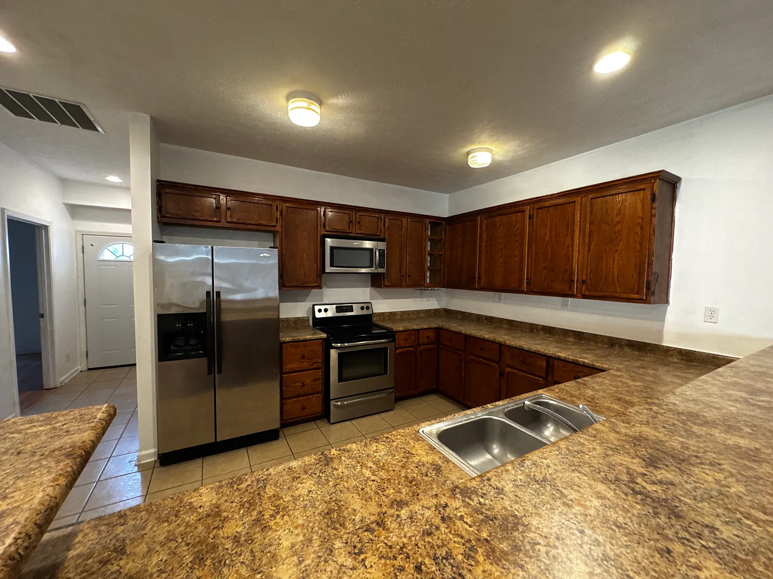 3 bed, 1400 sqft, $1,800 — Photo 3