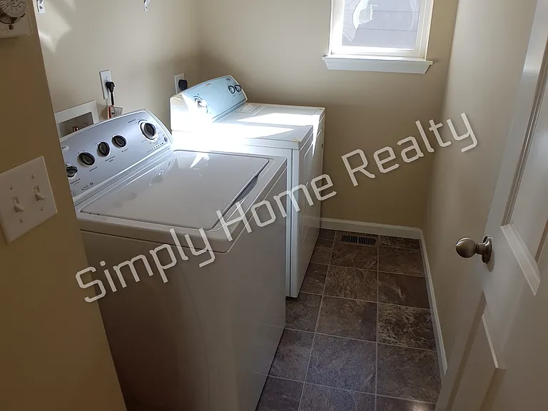4518 Edgewater Blvd NE — Photo 8