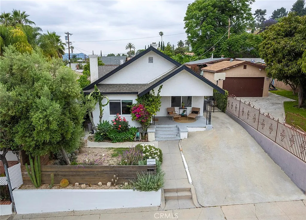 3 bed, 1300 sqft, $5,100 — Photo 1