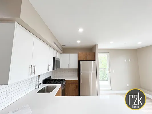 Rented by Realty 2000 Corp | media 10