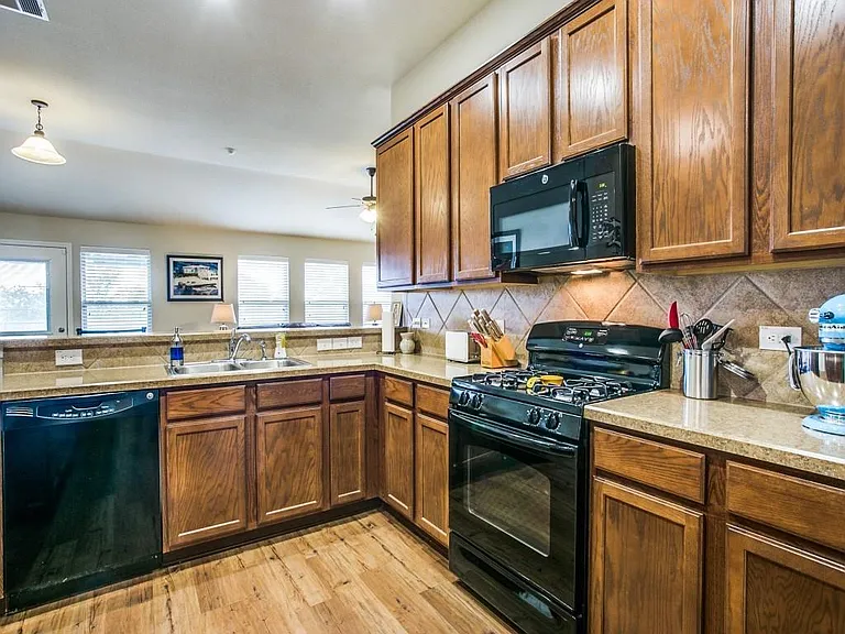 10333 Bradshaw Dr — Photo 6