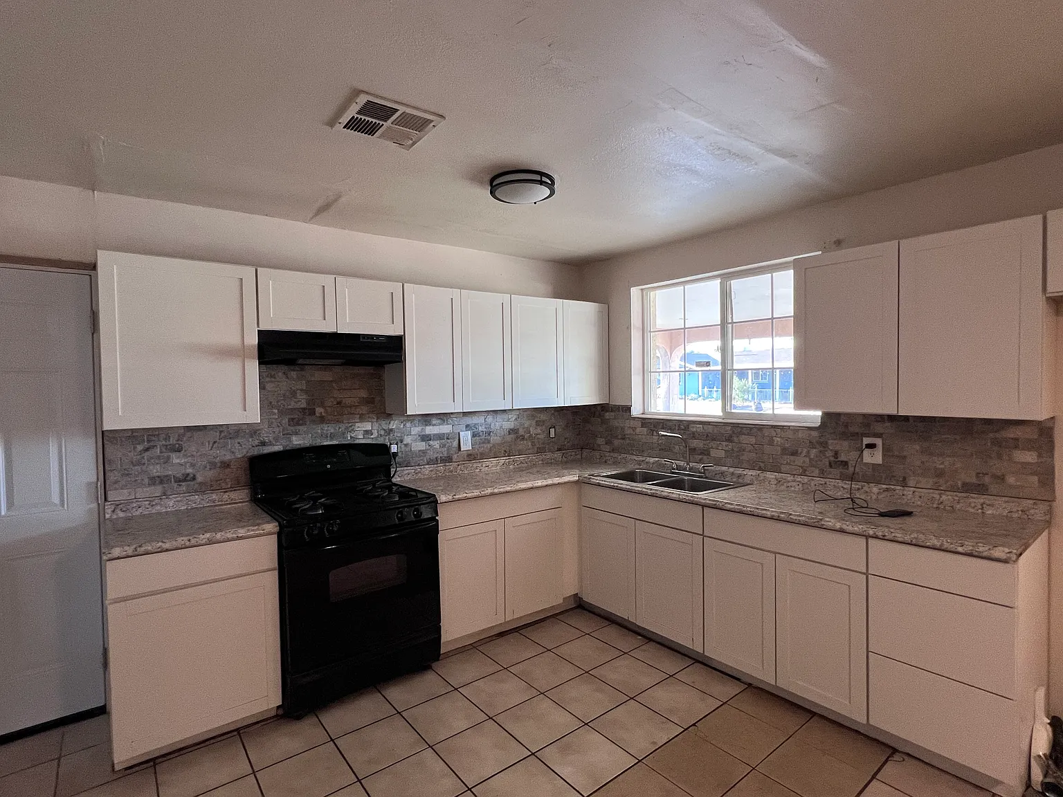 3 bed, 1692 sqft, $1,800 — Photo 1