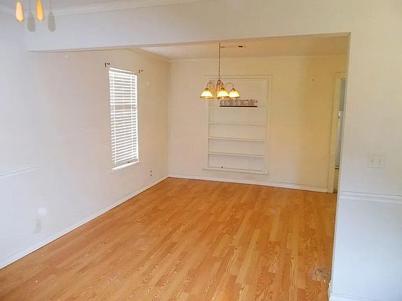 4th image of 1409 E 11th Pl