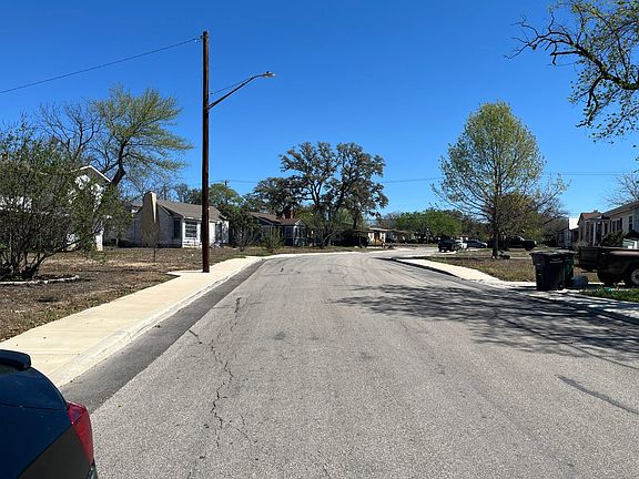 5th image of 218 Windsor Dr