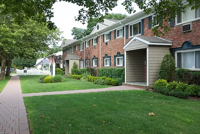 Fairfield Manor — Photo 3