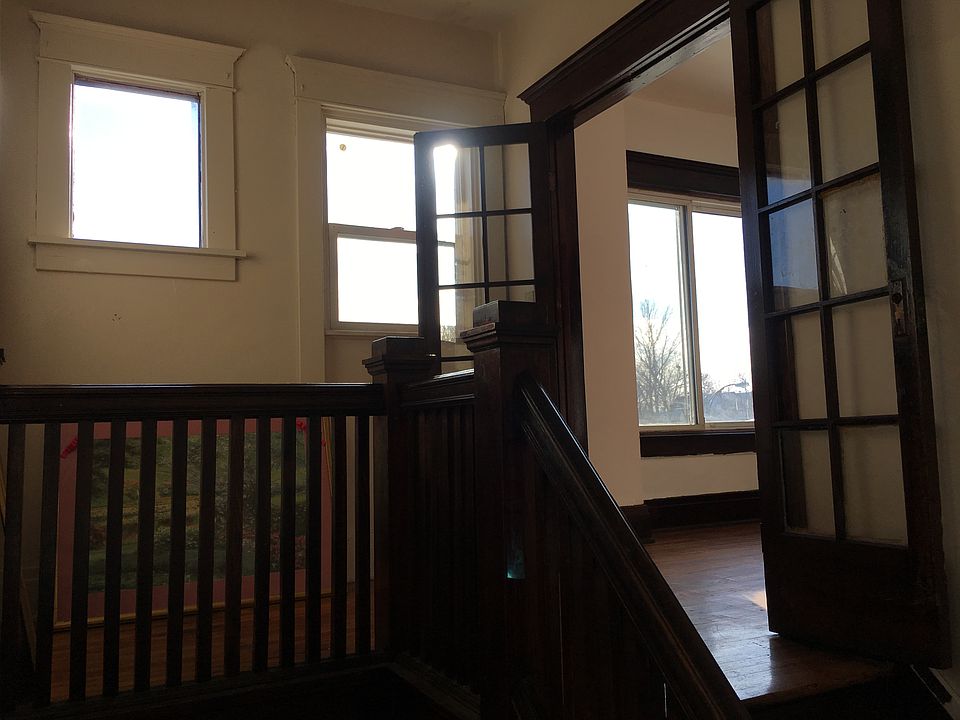 1st image of 406 E Ferry St