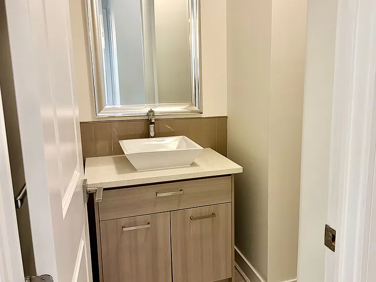 150 Main St W #808 — Photo 8