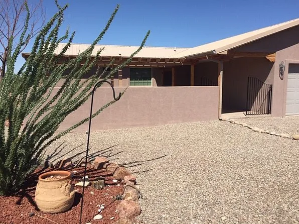 4 Stagecoach Trl, La Luz, NM 88337