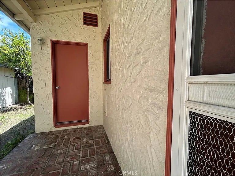 214 E Stocker St #B — Photo 2