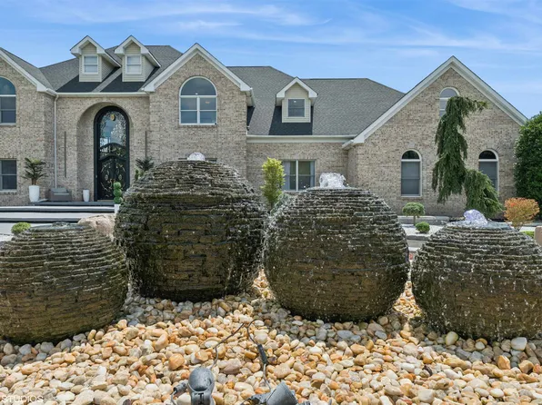 2 Appaloosa Dr, Manalapan, NJ 07726