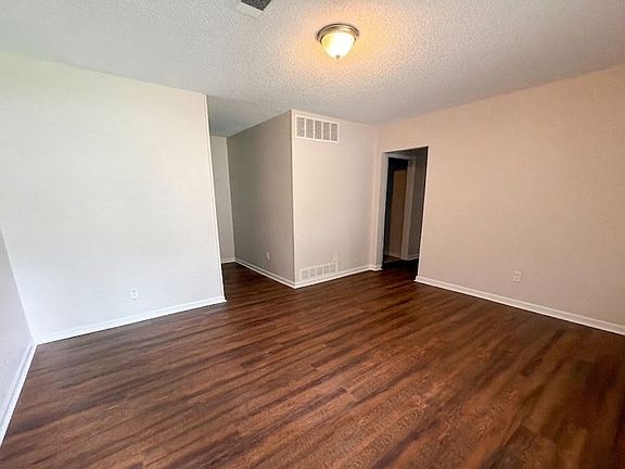 3rd image of 1502 Rolling Hills Dr