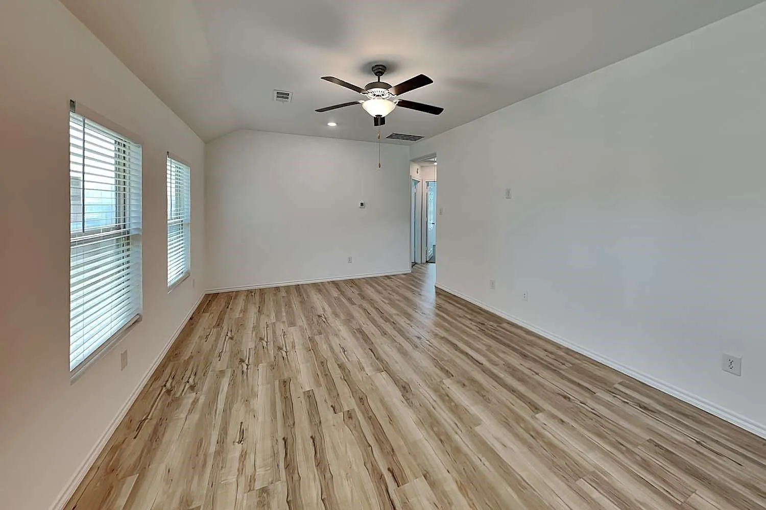 3 bed, 2.0 bath, 1200 sqft, $1,575 — Photo 3