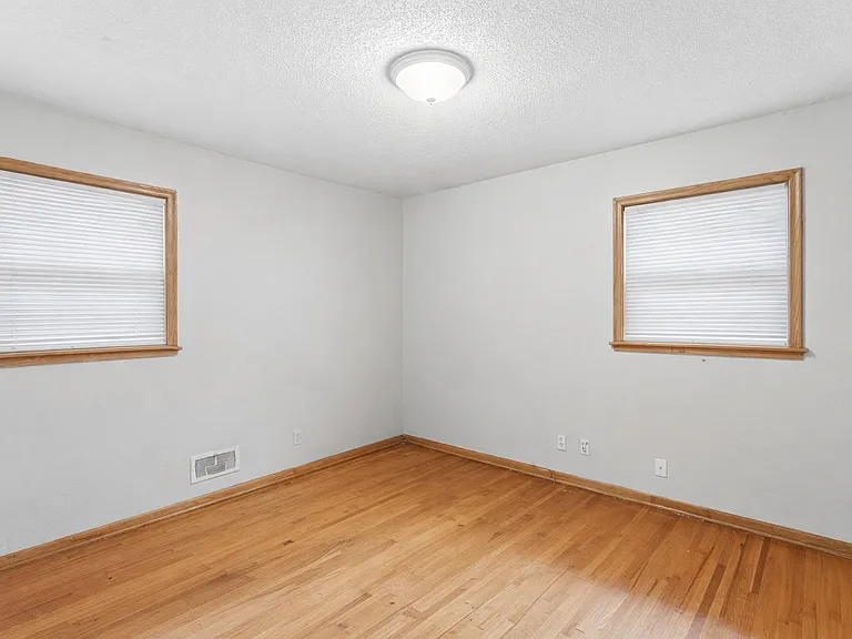 2905 32nd Ave NE — Photo 6