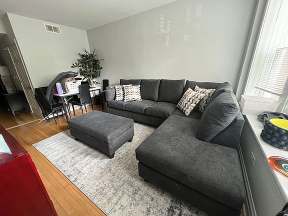 2nd image of 2018 N Hoyne Ave Floor 1