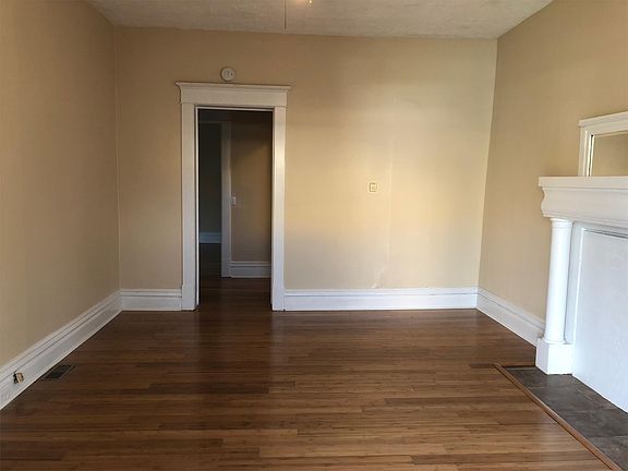 2nd image of 926 & 1/2 9th St #1