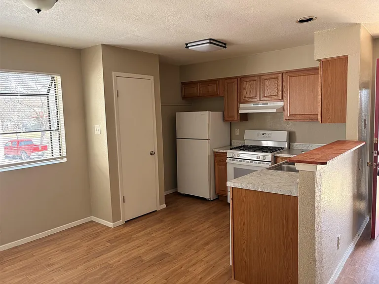 9902 Roxanna Dr #D — Photo 1
