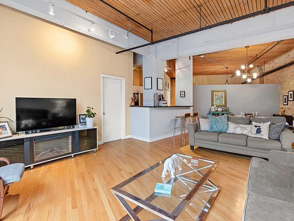 4th image of 411 W Ontario St APT 204