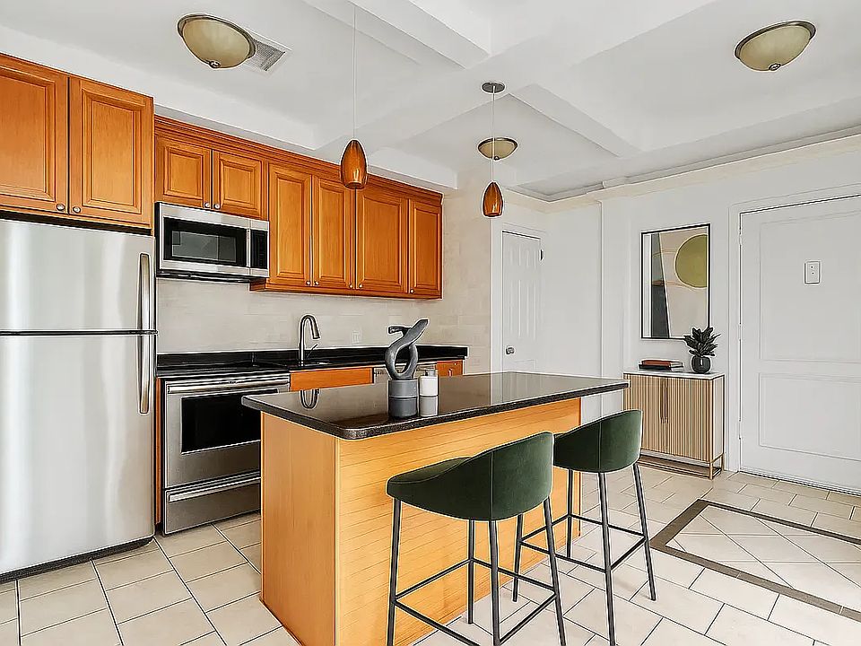 1st image of 200 W 96th St Front 4C