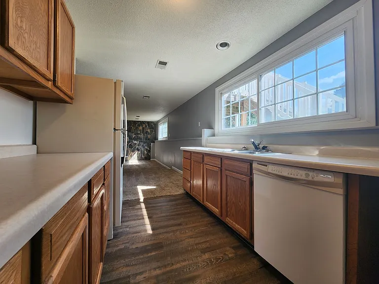 2800 W McClellan St — Photo 3
