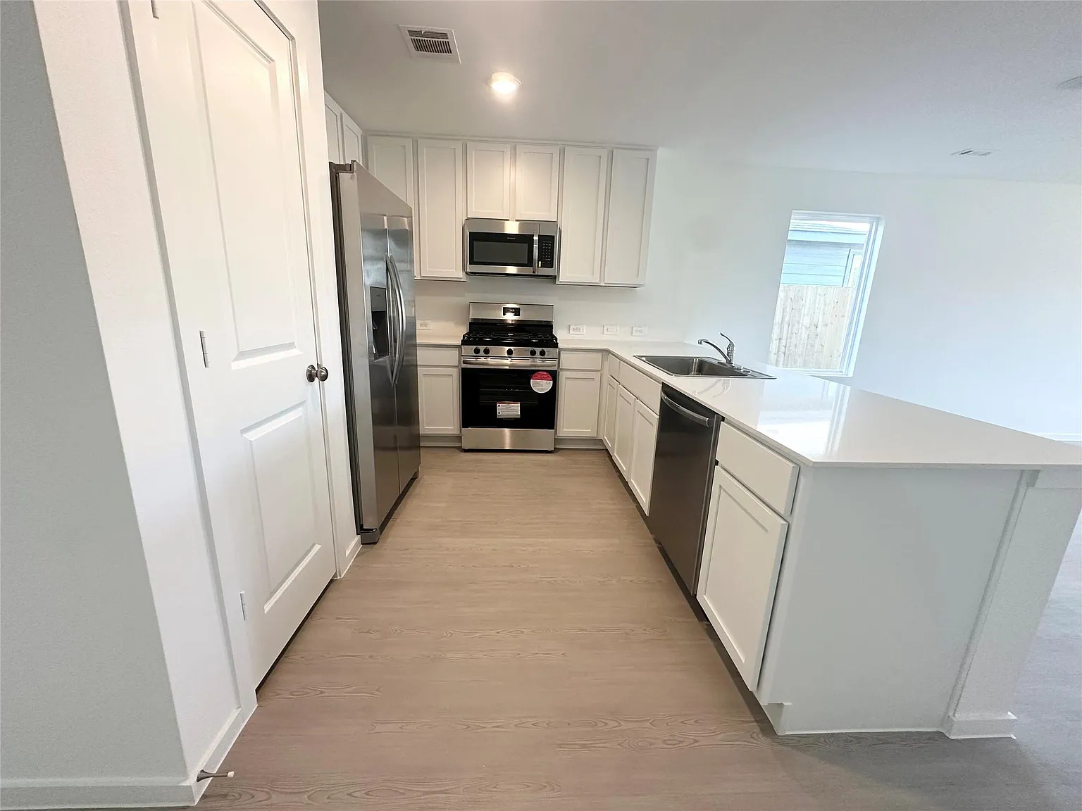 4 bed, 2.5 bath, 1891 sqft, $1,900 — Photo 4