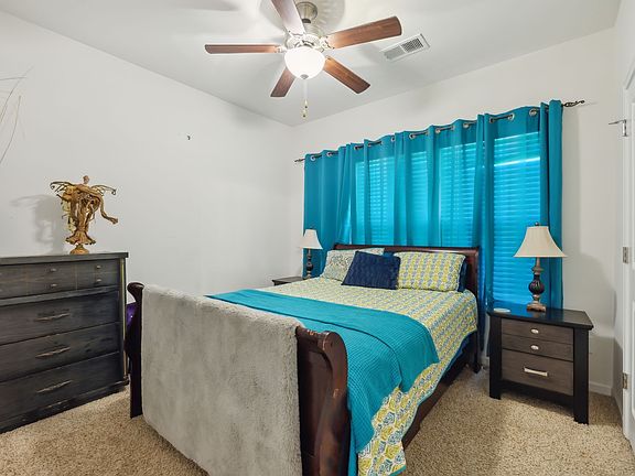 5th image of 2424 Parkwood Dr