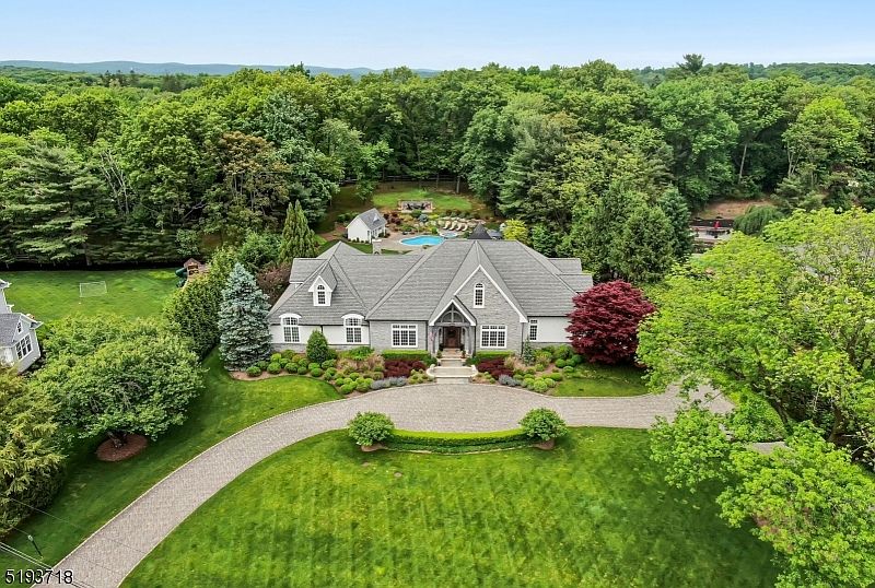 1st image of 385 Longbow Dr