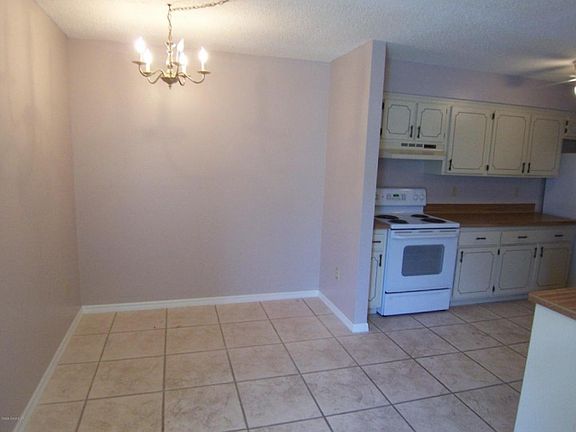 3rd image of 289 E Towne Pl