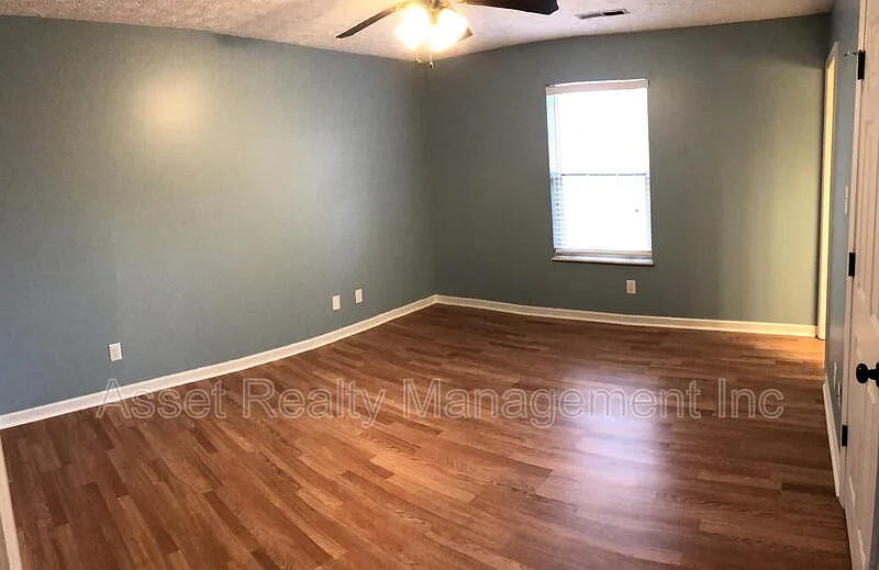 3 bed, 2.0 bath, 1379 sqft, $1,995 — Photo 4