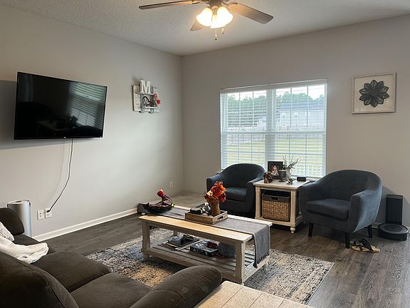 2nd image of 172 Labrador Ln NE