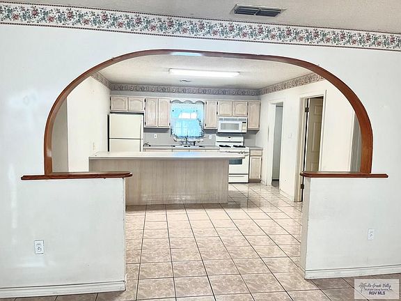 5th image of 554 N Central Ave