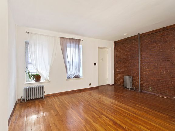 4th image of 208 W 136th St