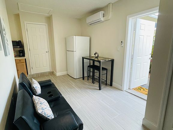 3rd image of 1024 Shoshanna Dr