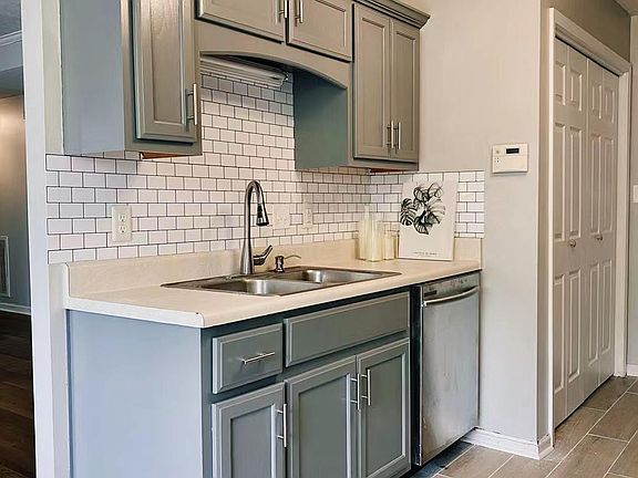 2nd image of 949 Glenhurst Way