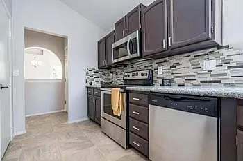 409 E Topeka Dr — Photo 5