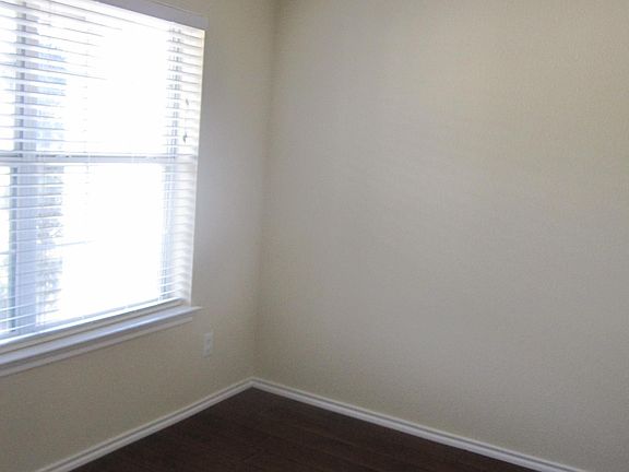 3rd image of 605 Fleming St