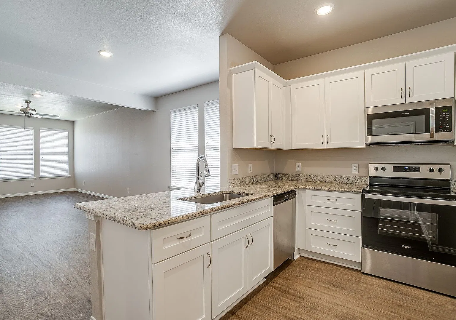 Beautiful Home located on Corner Lot — Photo 4