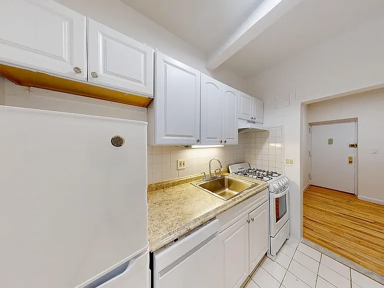 300 1/2 E 65th St #2D — Photo 9