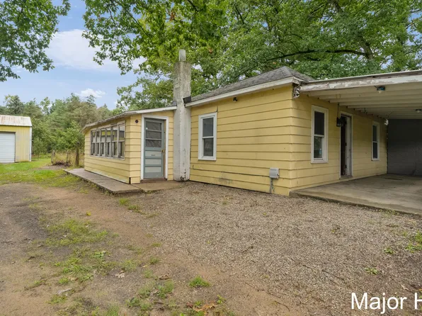 23032 Almy Rd, Howard City, MI 49329